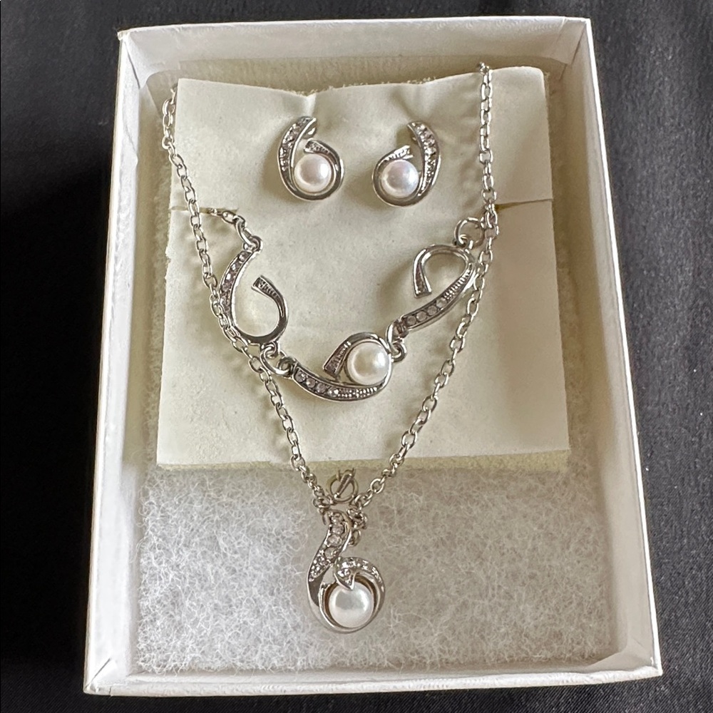 Silvertone & faux pearl, CZ stones EUC necklace, bracelet/anklet & earrings set. - Picture 6 of 7